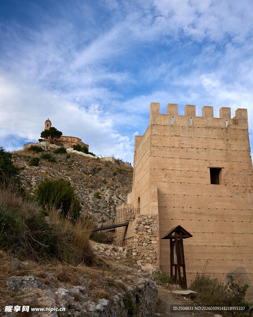 古老城堡屹立于山丘之上