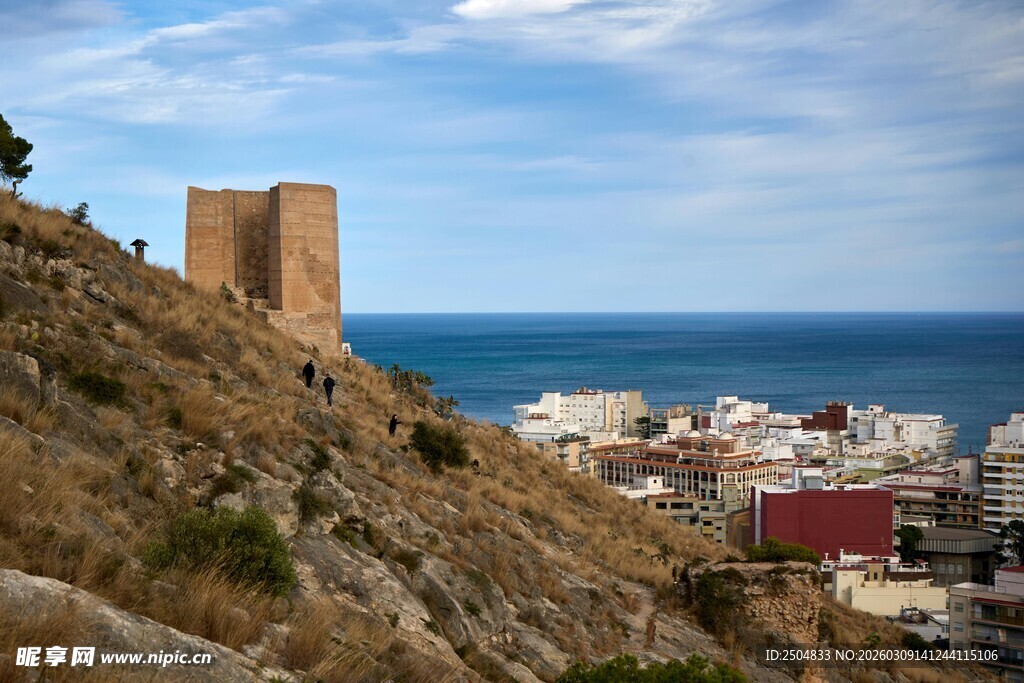山丘上的古城堡与海滨小镇