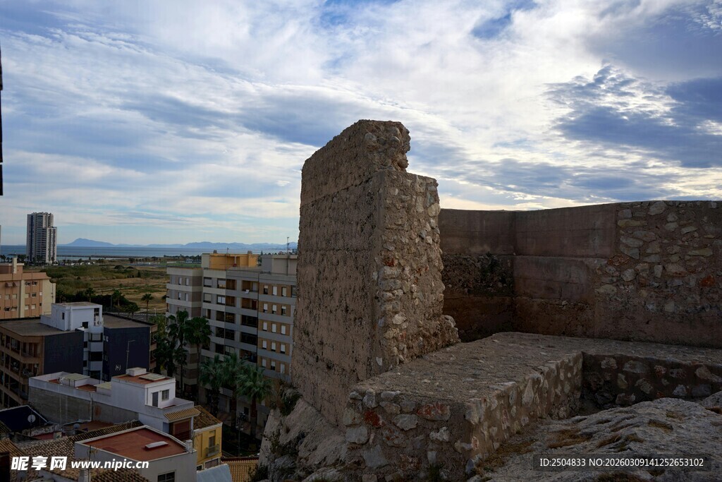 古老城墙俯瞰城市风景