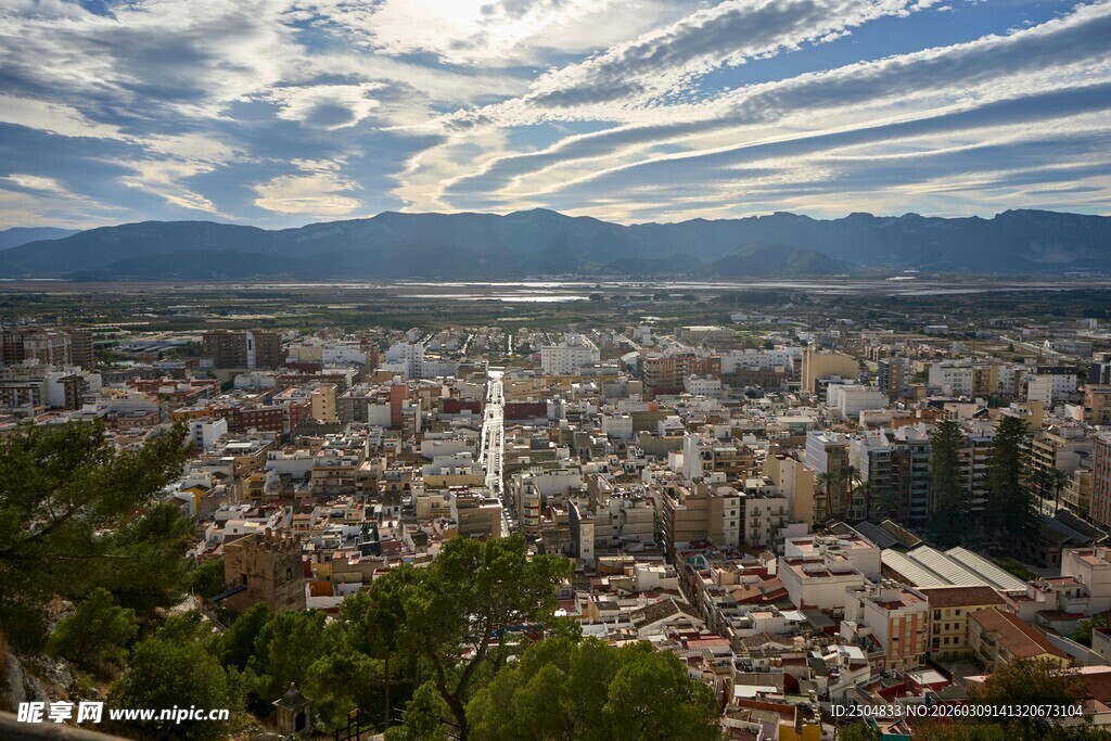 俯瞰城市美景与远山天际
