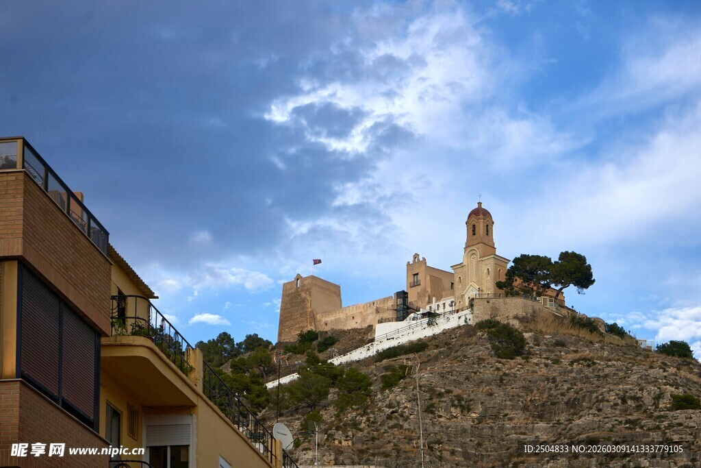 山坡上的古老建筑