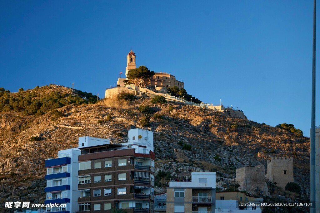 山顶建筑与山下城镇景观