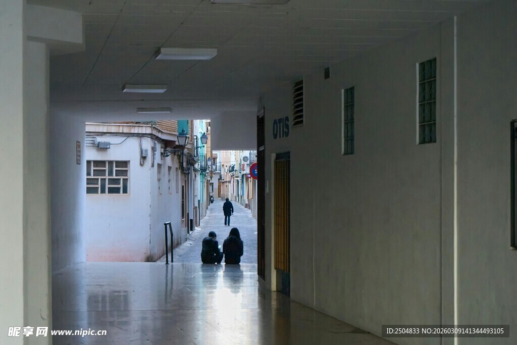 医院走廊内两人行走画面