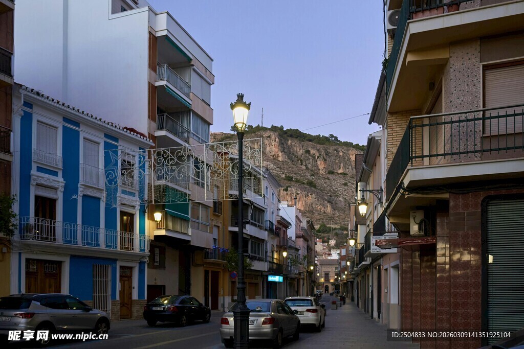 黄昏下的欧式街道景象