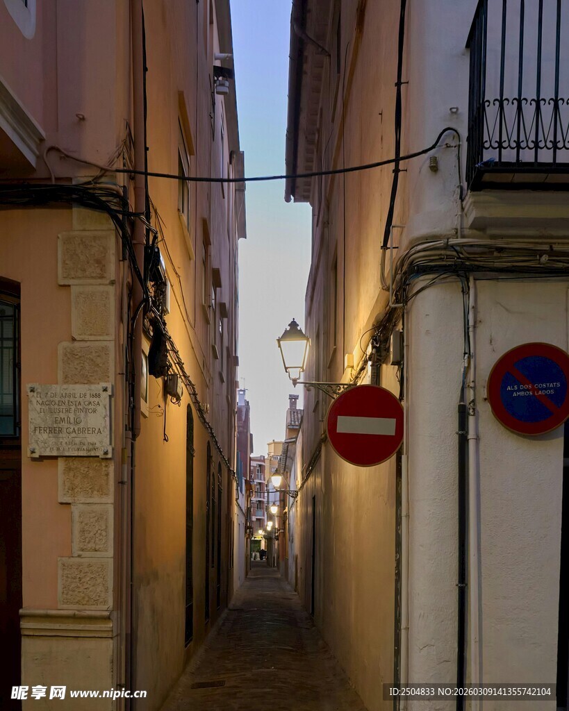 狭窄小巷中的交通标志