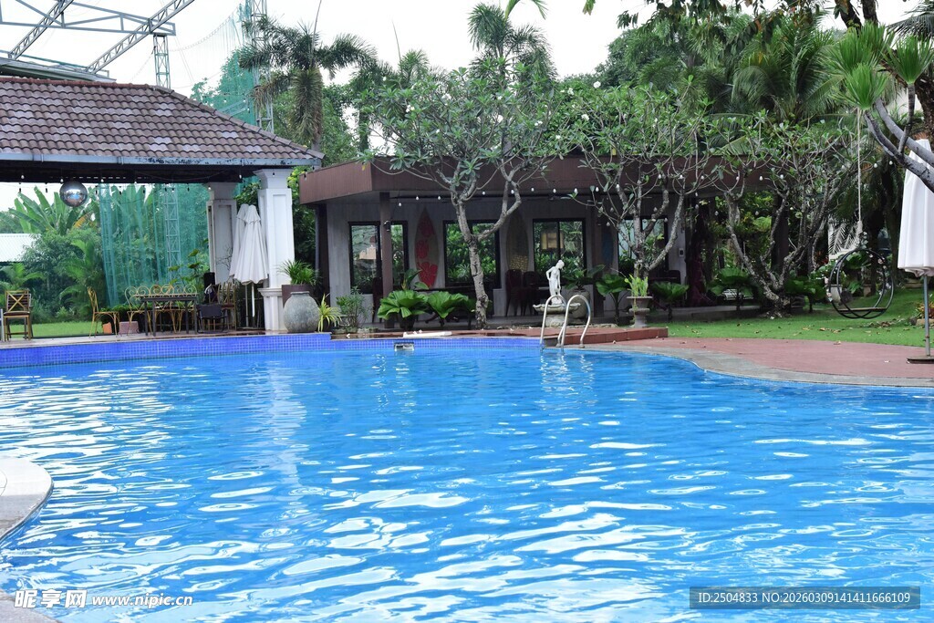 户外蓝色泳池及周边景致