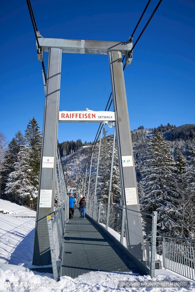 冬日雪景中的步行吊桥