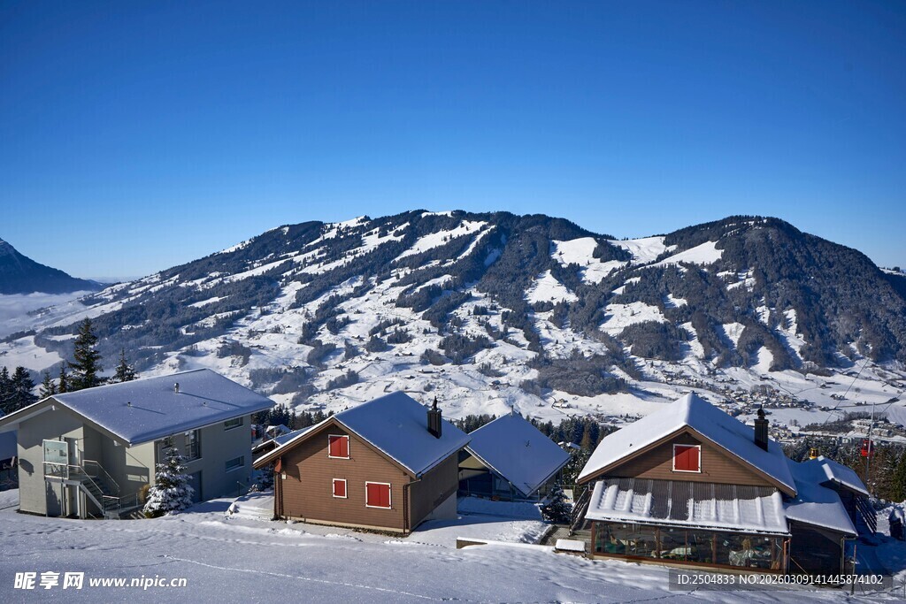 雪覆山村美景