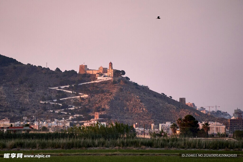 山丘上的建筑景观