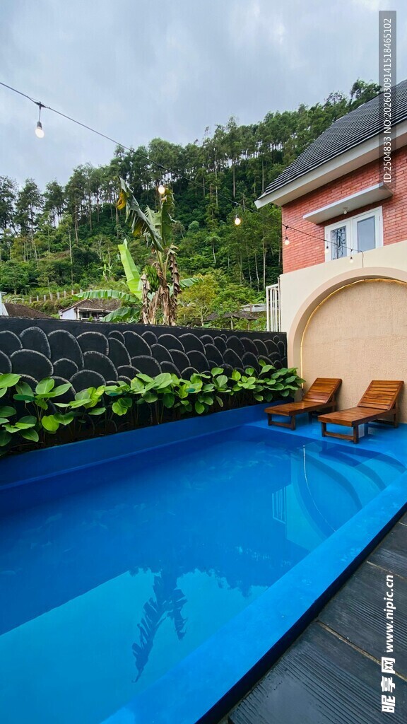 户外蓝色泳池及周边景致