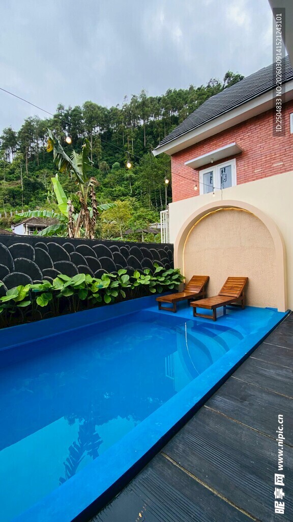 户外庭院中的蓝色泳池