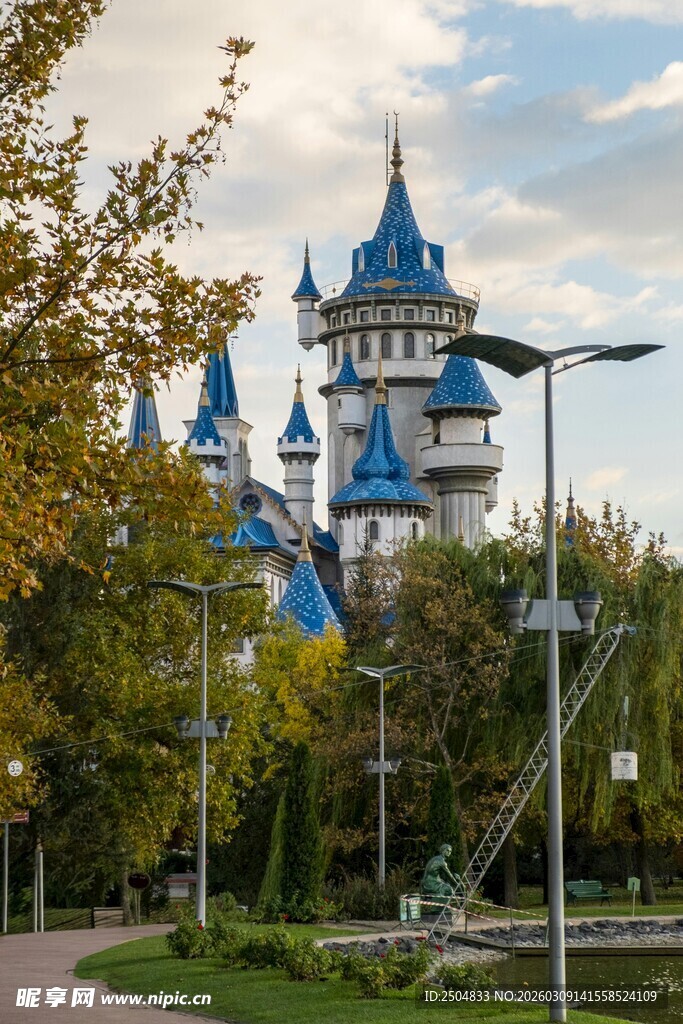 梦幻蓝顶城堡 秋日美景