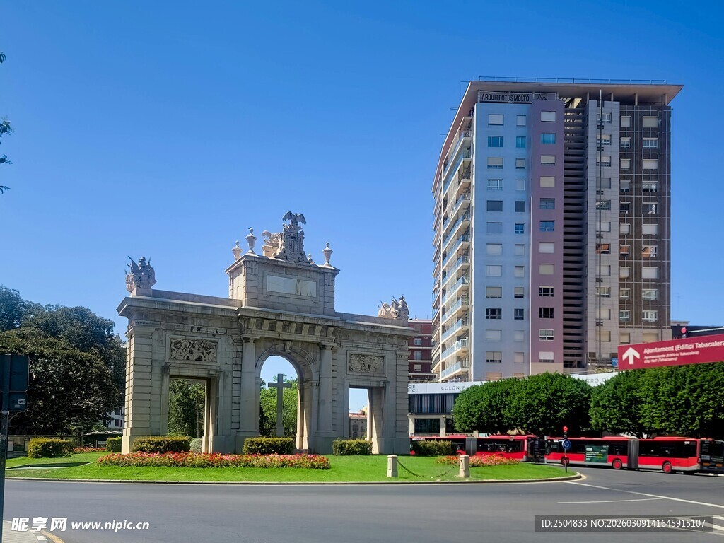 城市地标拱门与高楼景观