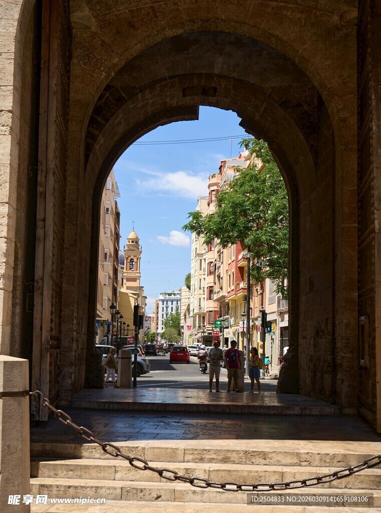 拱形门洞下的街道景致