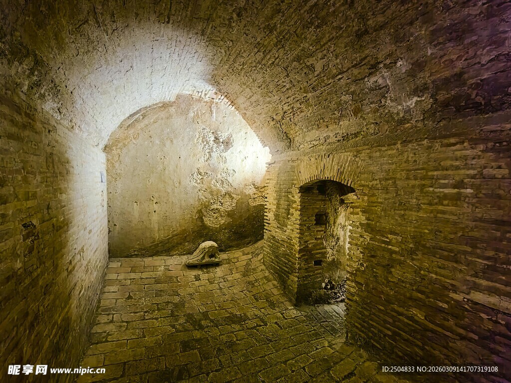 古老昏暗的地下砖砌通道