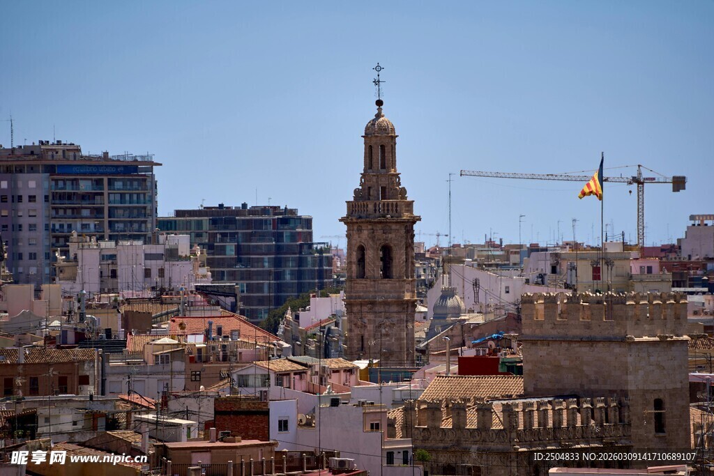 城市天际线中的古老钟楼
