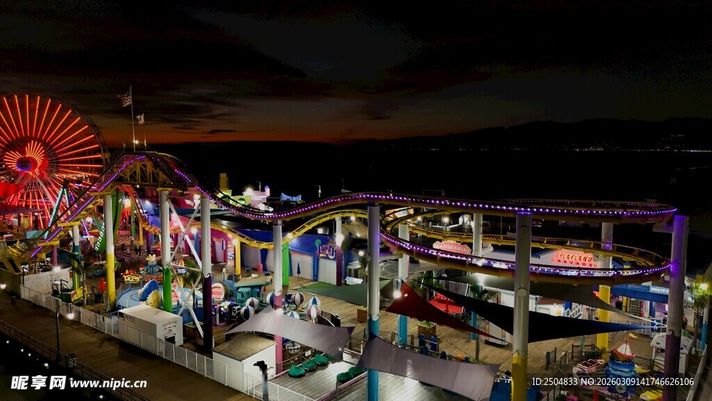 夜晚热闹的 乐园景观