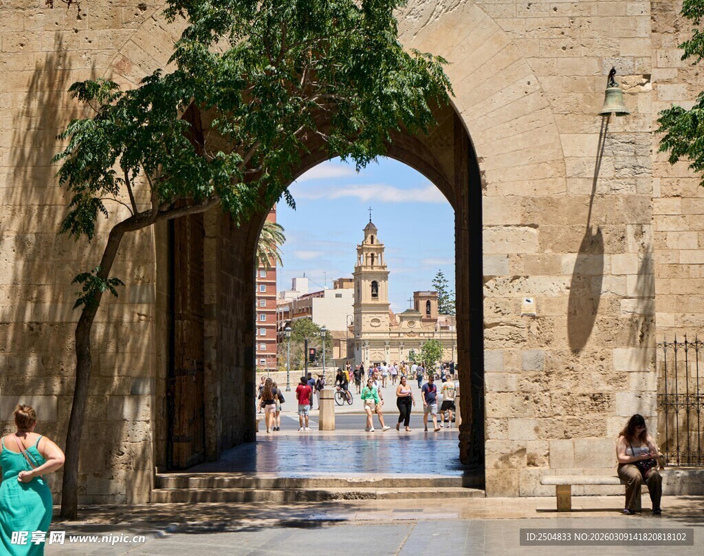 拱门后的城市风景