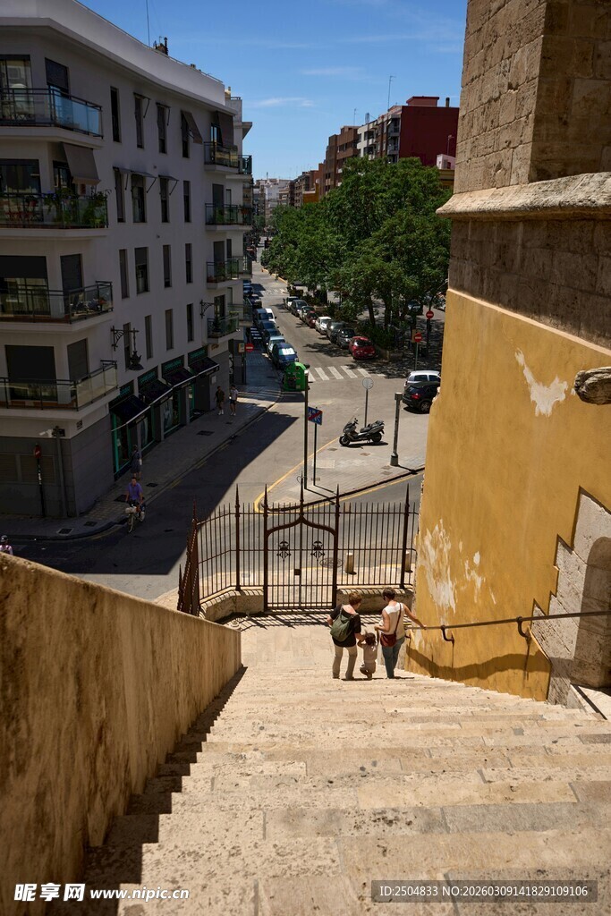 城市中古朴的石阶小巷