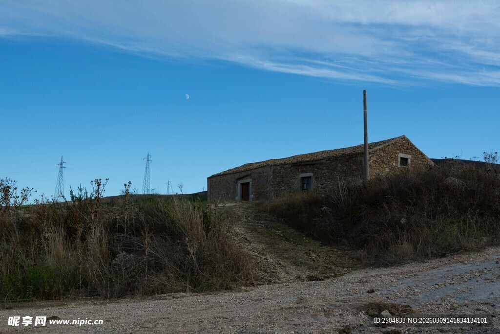 乡村旷野中的老旧房屋