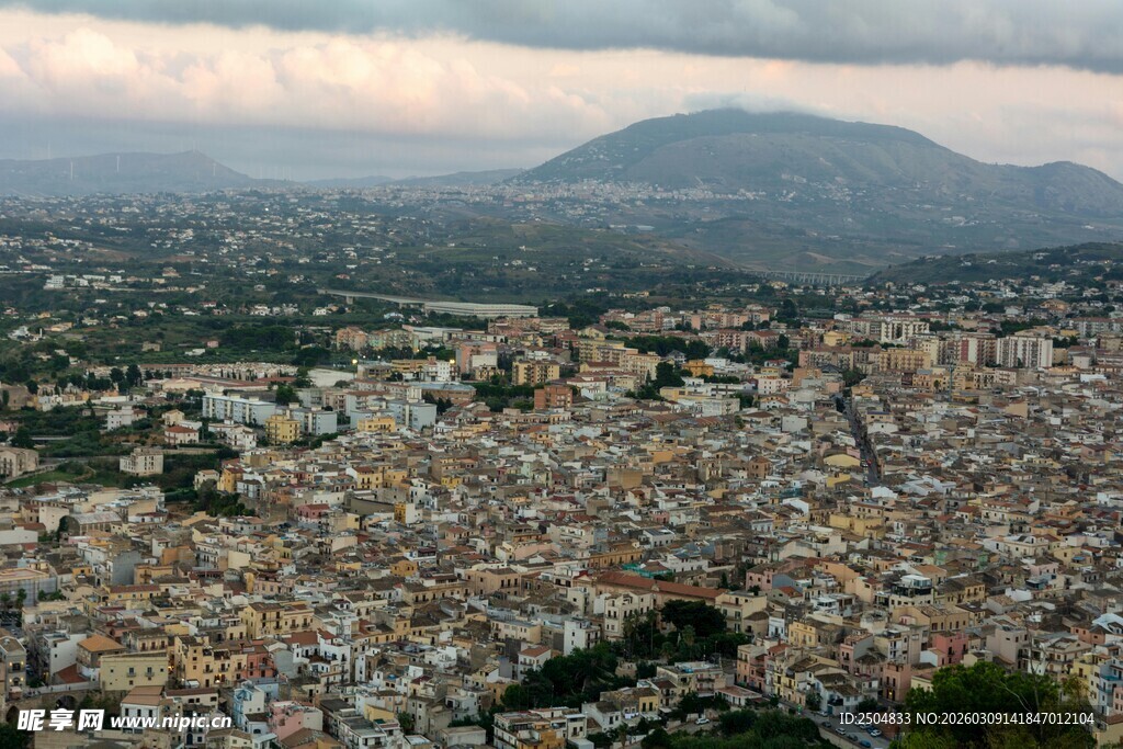俯瞰城市与远山美景