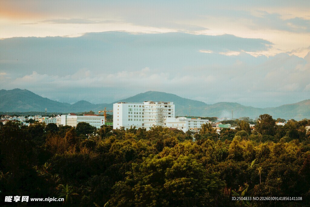 山林间远眺城市建筑景观