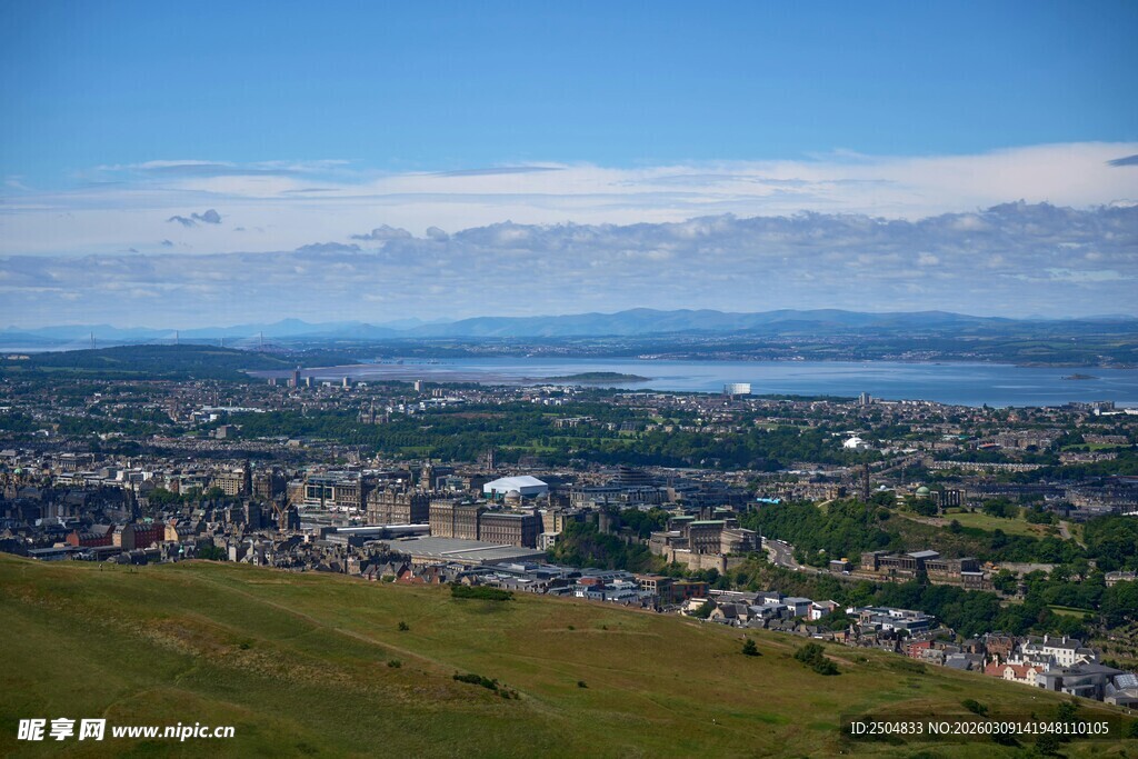 俯瞰城市与远处水域景观