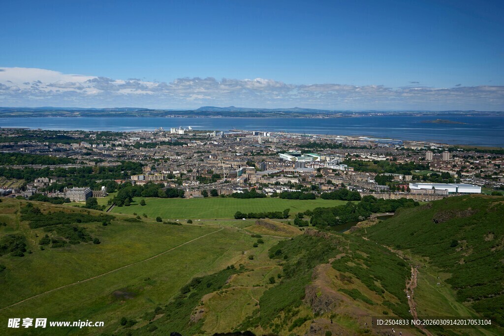俯瞰城市与开阔自然景观