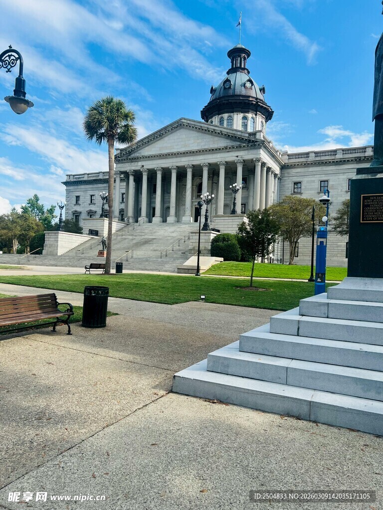 古典风格建筑前的户外景致