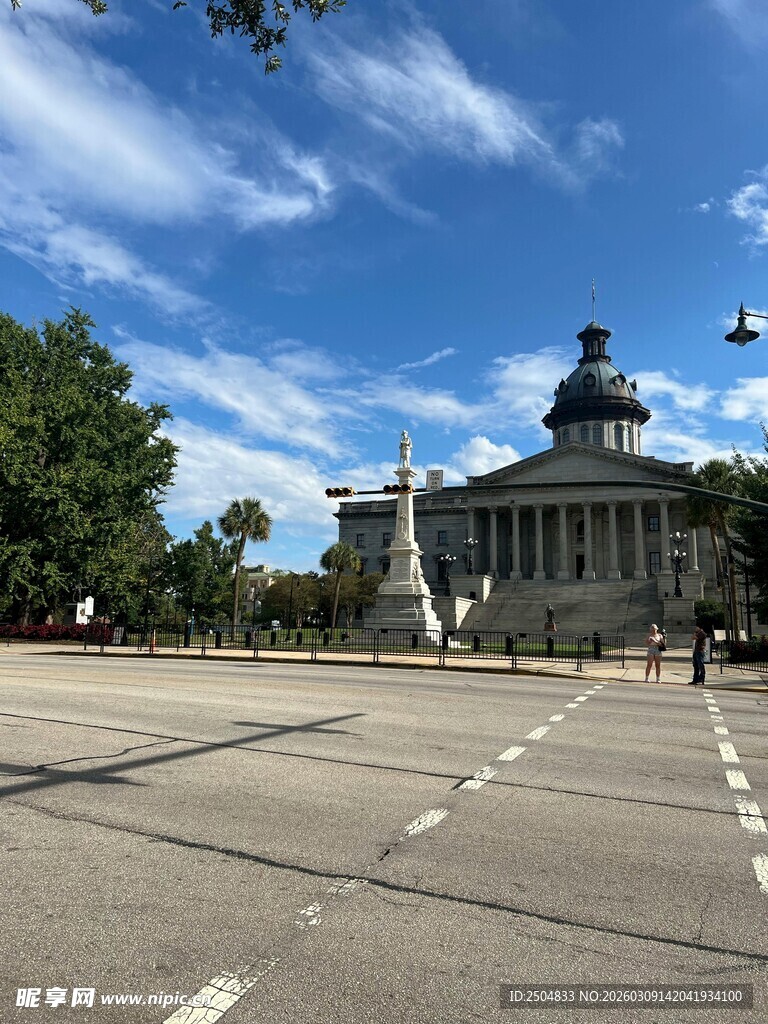 城市广场上的宏伟建筑