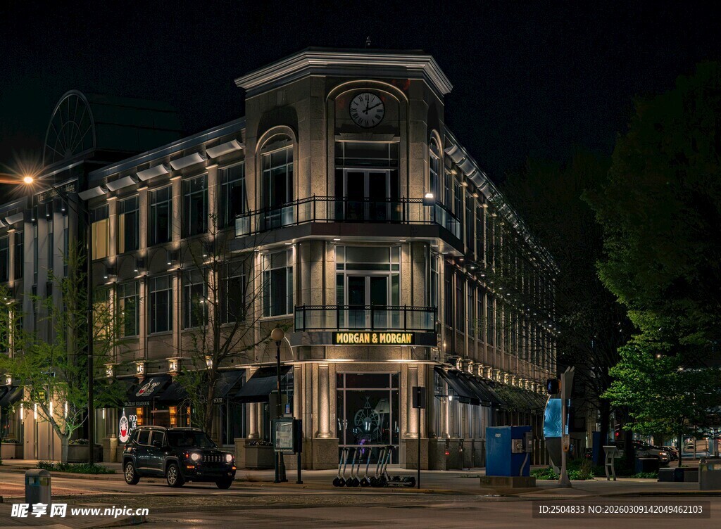 夜晚灯火辉煌的欧式建筑