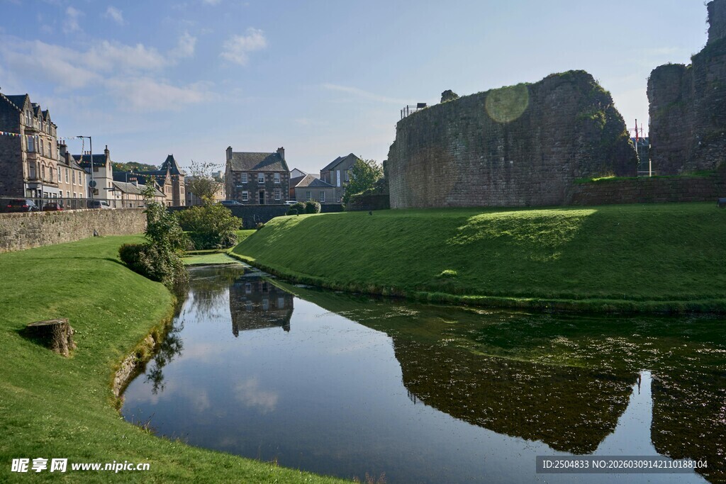 古老城堡旁的静谧小河
