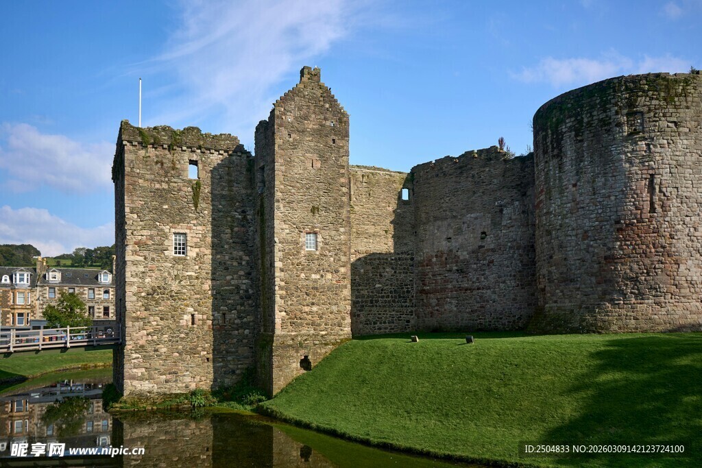 古老城堡矗立绿草如茵处