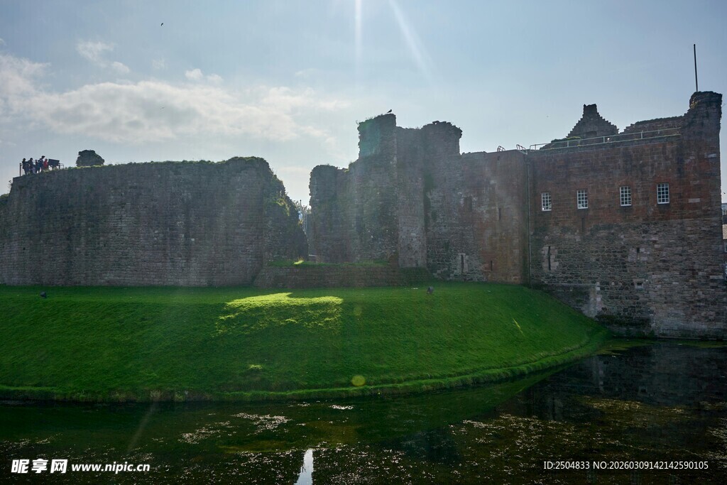 古老城堡下的翠绿草地