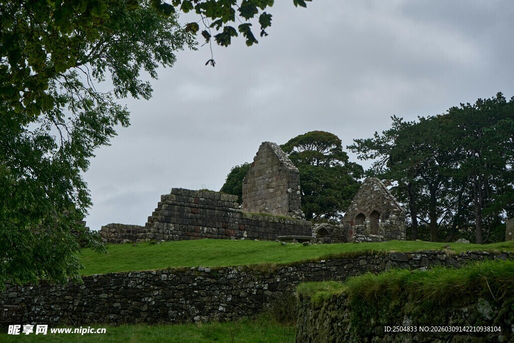 古老废墟静立于绿野之中