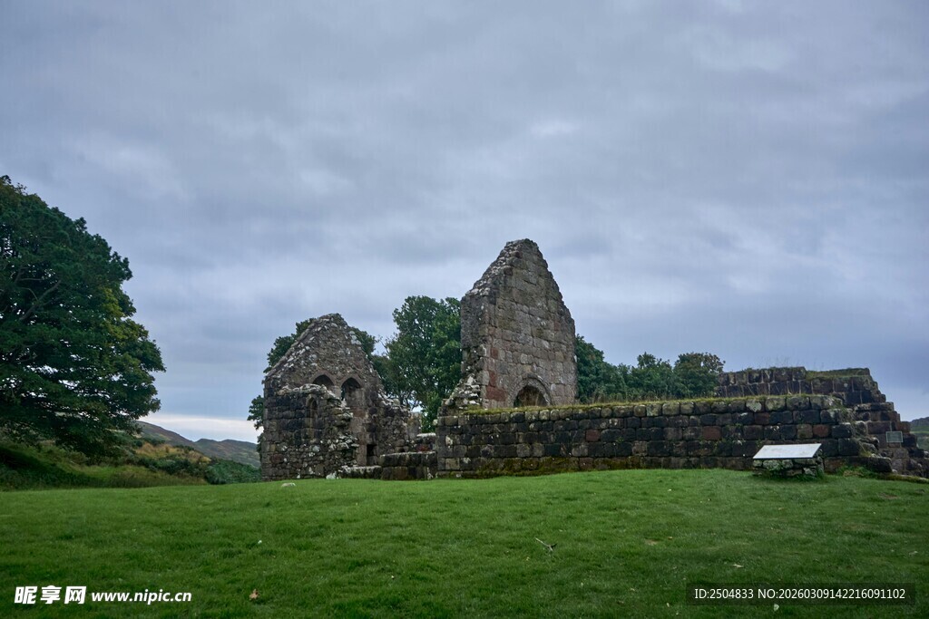 古老石建筑立于葱郁草地