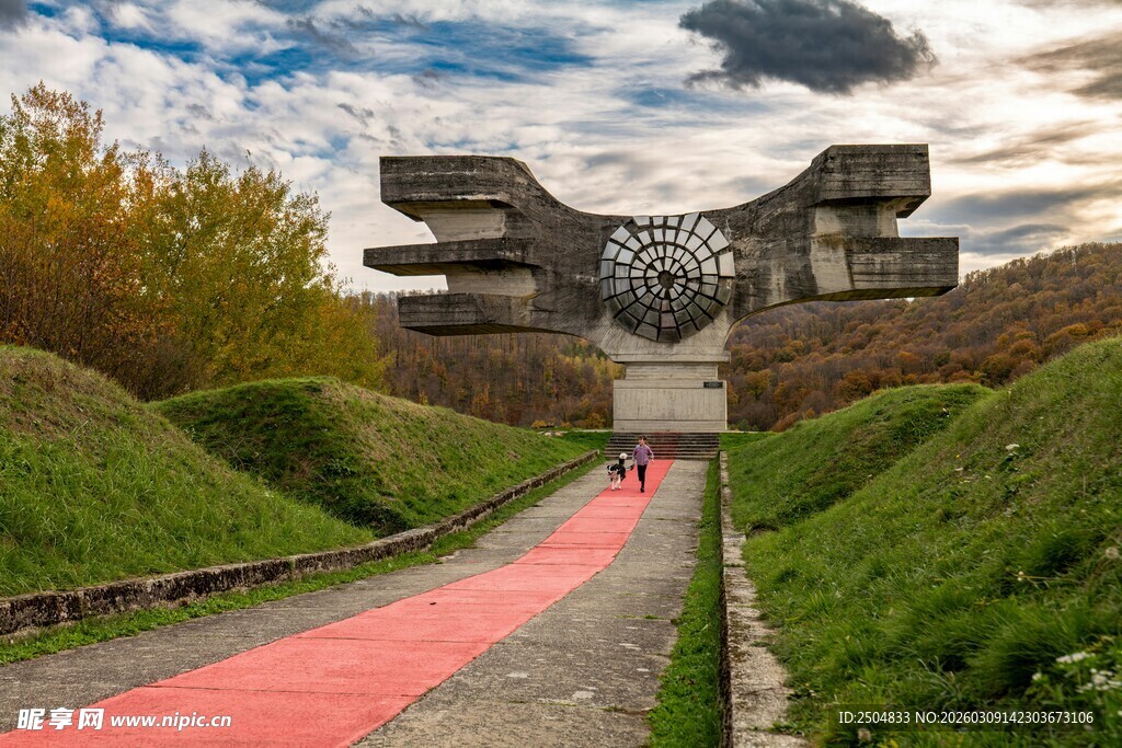 独特建筑旁的红径与美景