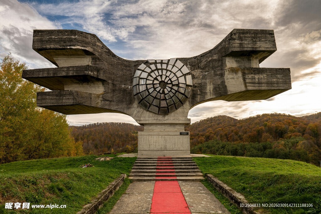 独特建筑雕塑屹立于绿地