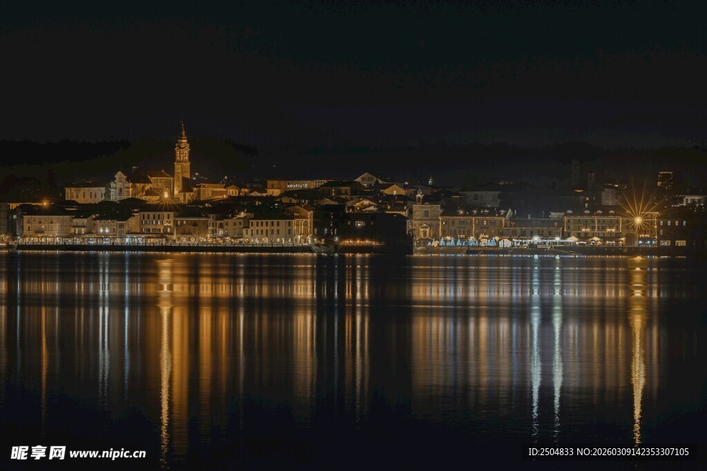 夜晚湖畔小镇的迷人景致