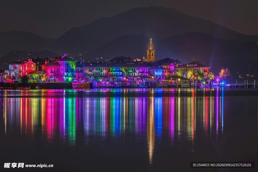 湖畔璀璨夜景灯光秀