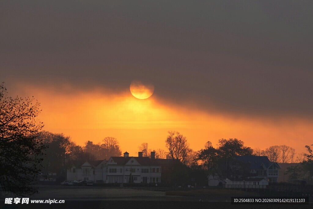 夕阳下的村庄美景