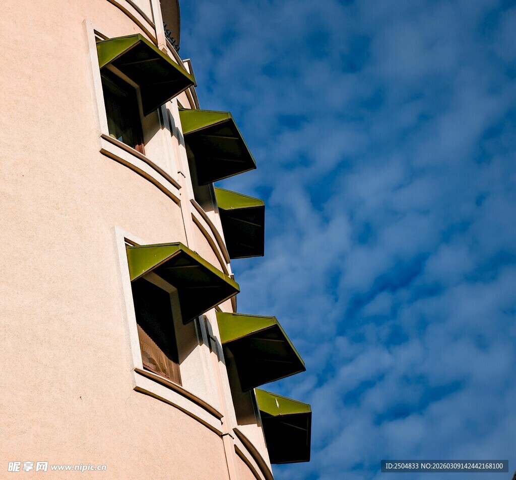 带绿色遮阳篷的建筑立面