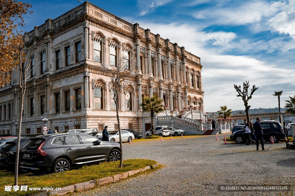 欧式风格建筑前的街道景象
