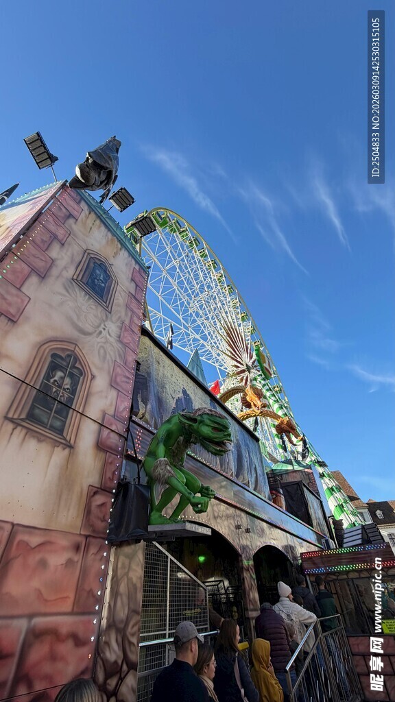 奇幻风格的多彩建筑景观