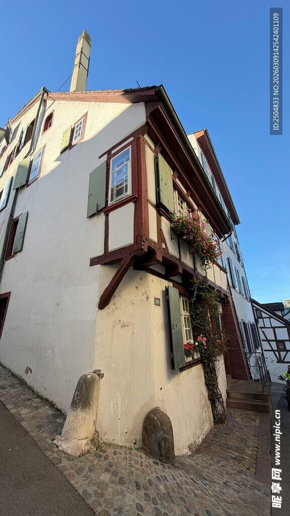 倾斜的白色欧式风格建筑