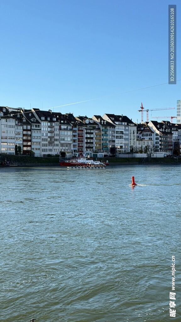 河畔多彩建筑与波光水面