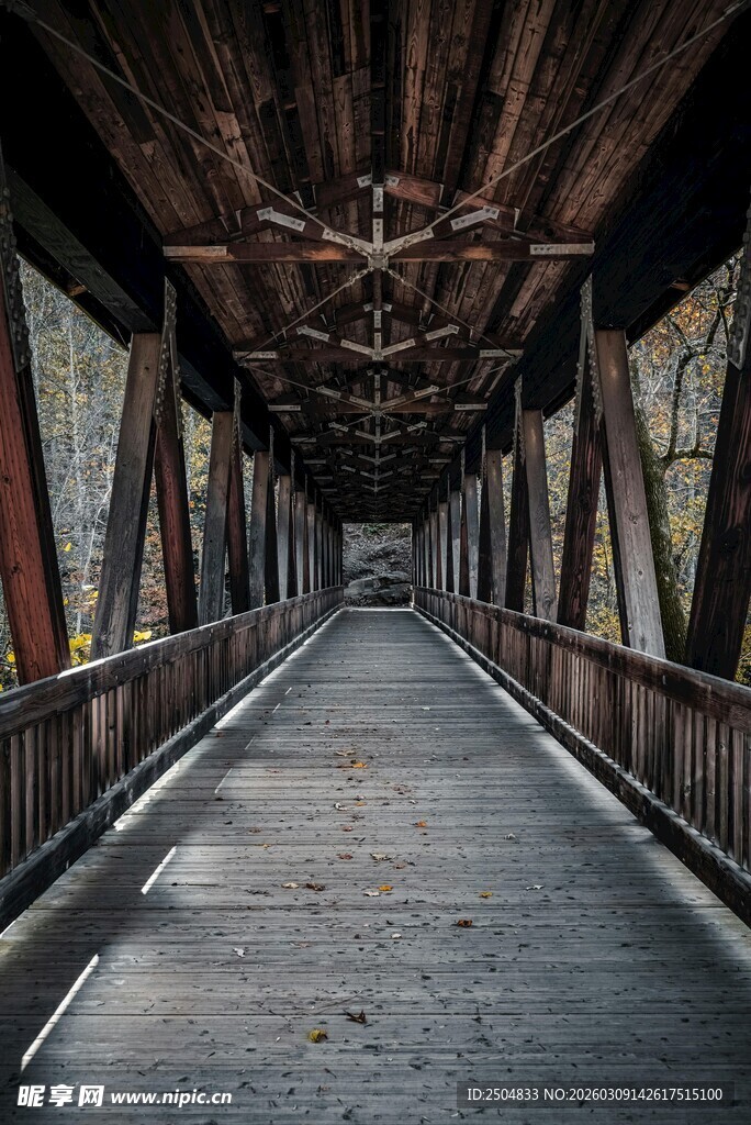 复古木质廊桥内部景观