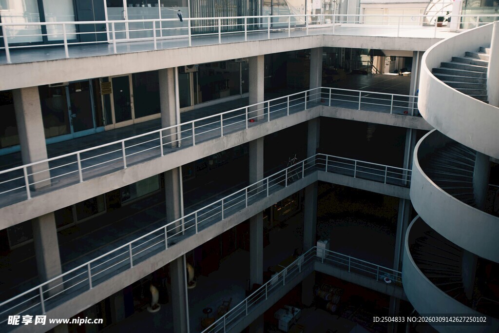 现代多层建筑内部空间