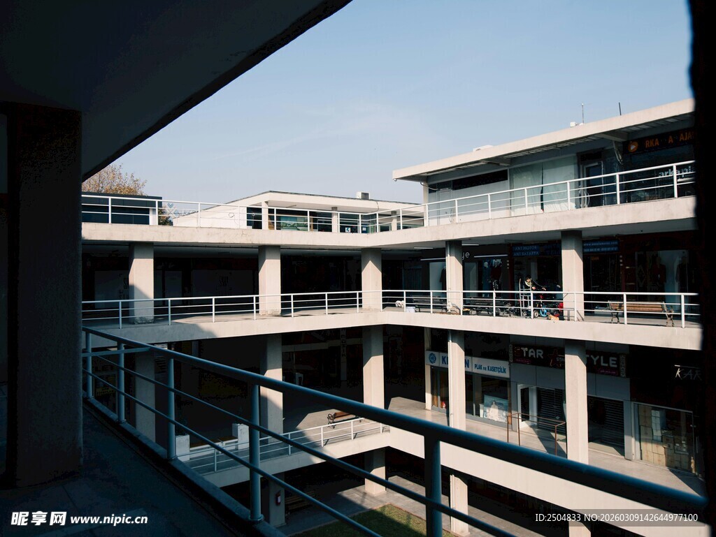 现代多层建筑外观
