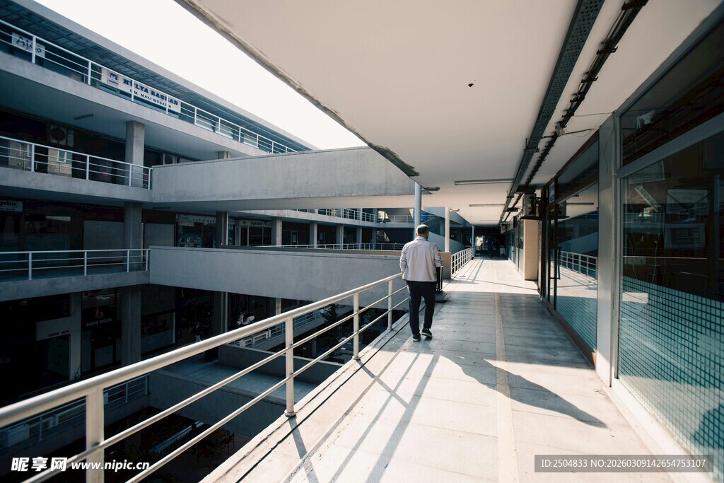 现代建筑内的行人走廊